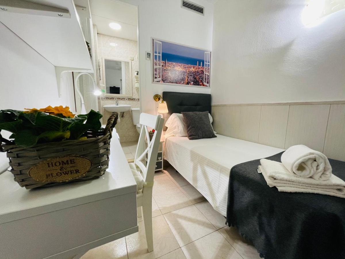 Hostal Lleida บาร์เซโลนา ภายนอก รูปภาพ
