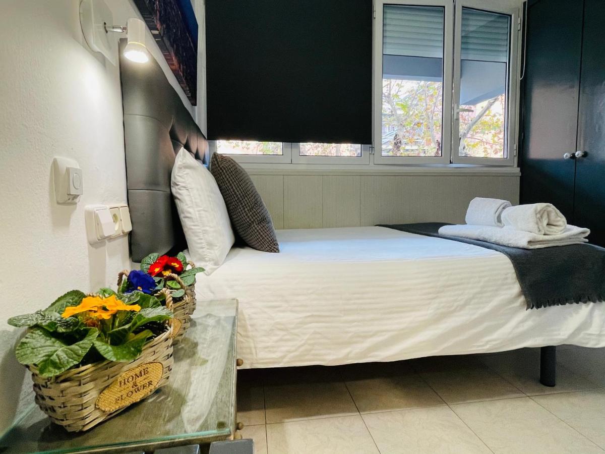 Hostal Lleida บาร์เซโลนา ภายนอก รูปภาพ
