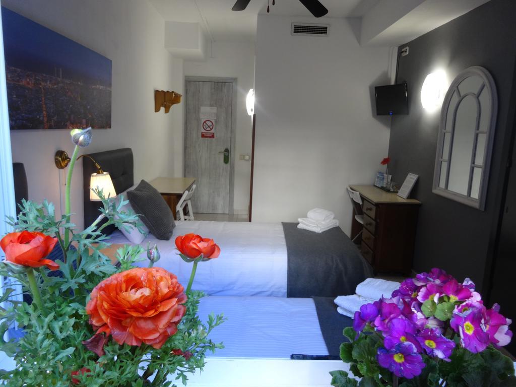 Hostal Lleida บาร์เซโลนา ภายนอก รูปภาพ