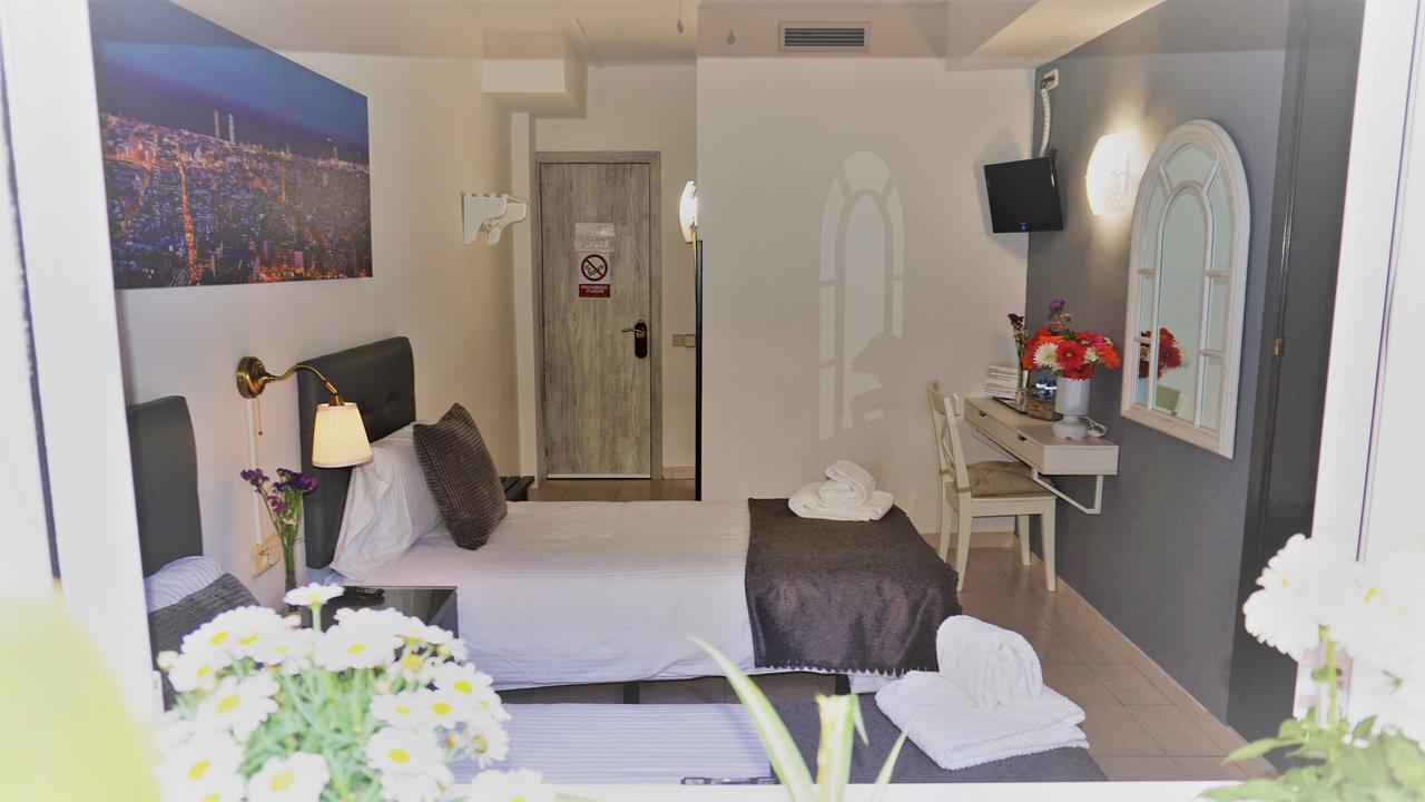 Hostal Lleida บาร์เซโลนา ภายนอก รูปภาพ