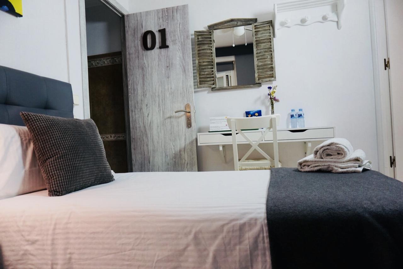 Hostal Lleida บาร์เซโลนา ภายนอก รูปภาพ