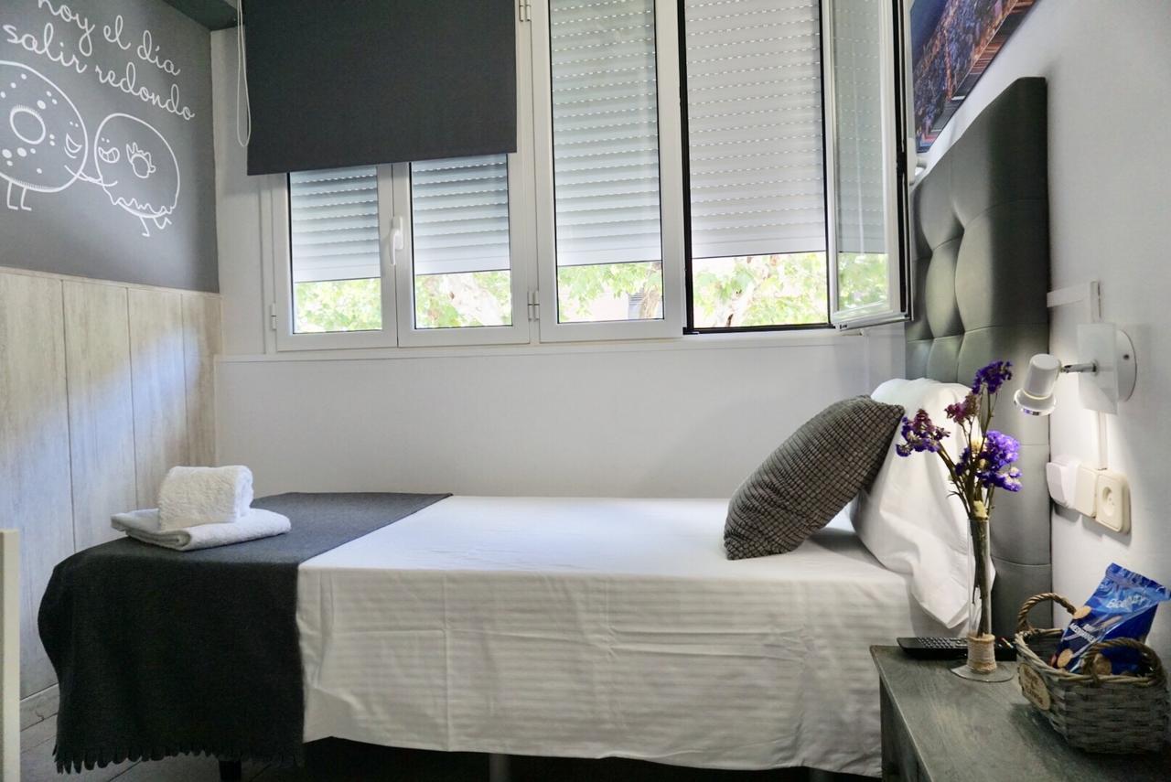 Hostal Lleida บาร์เซโลนา ภายนอก รูปภาพ
