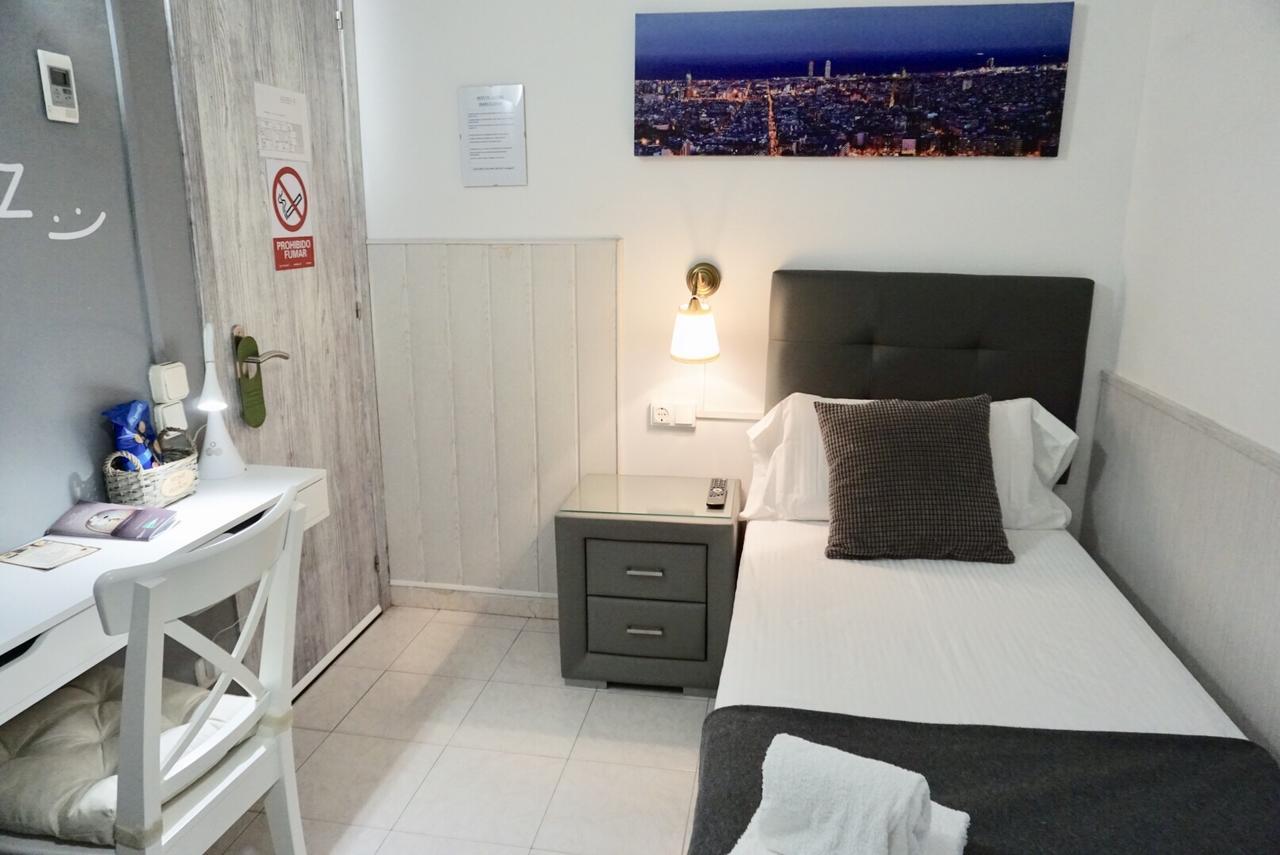 Hostal Lleida บาร์เซโลนา ภายนอก รูปภาพ