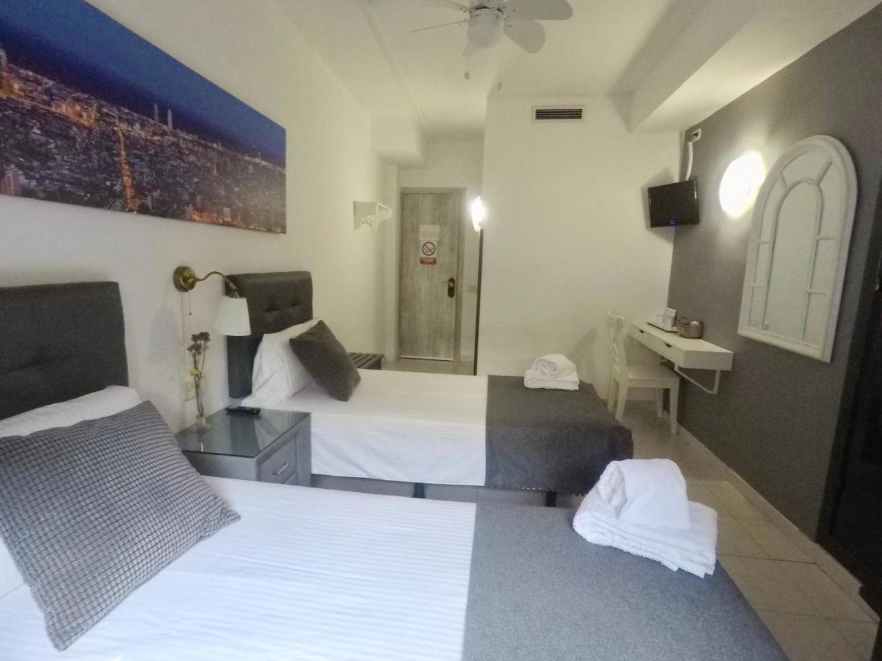 Hostal Lleida บาร์เซโลนา ภายนอก รูปภาพ