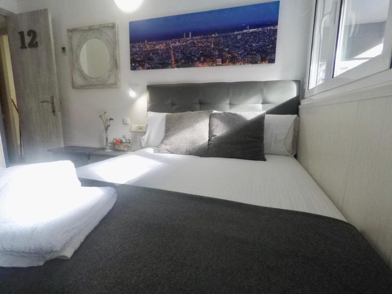 Hostal Lleida บาร์เซโลนา ภายนอก รูปภาพ