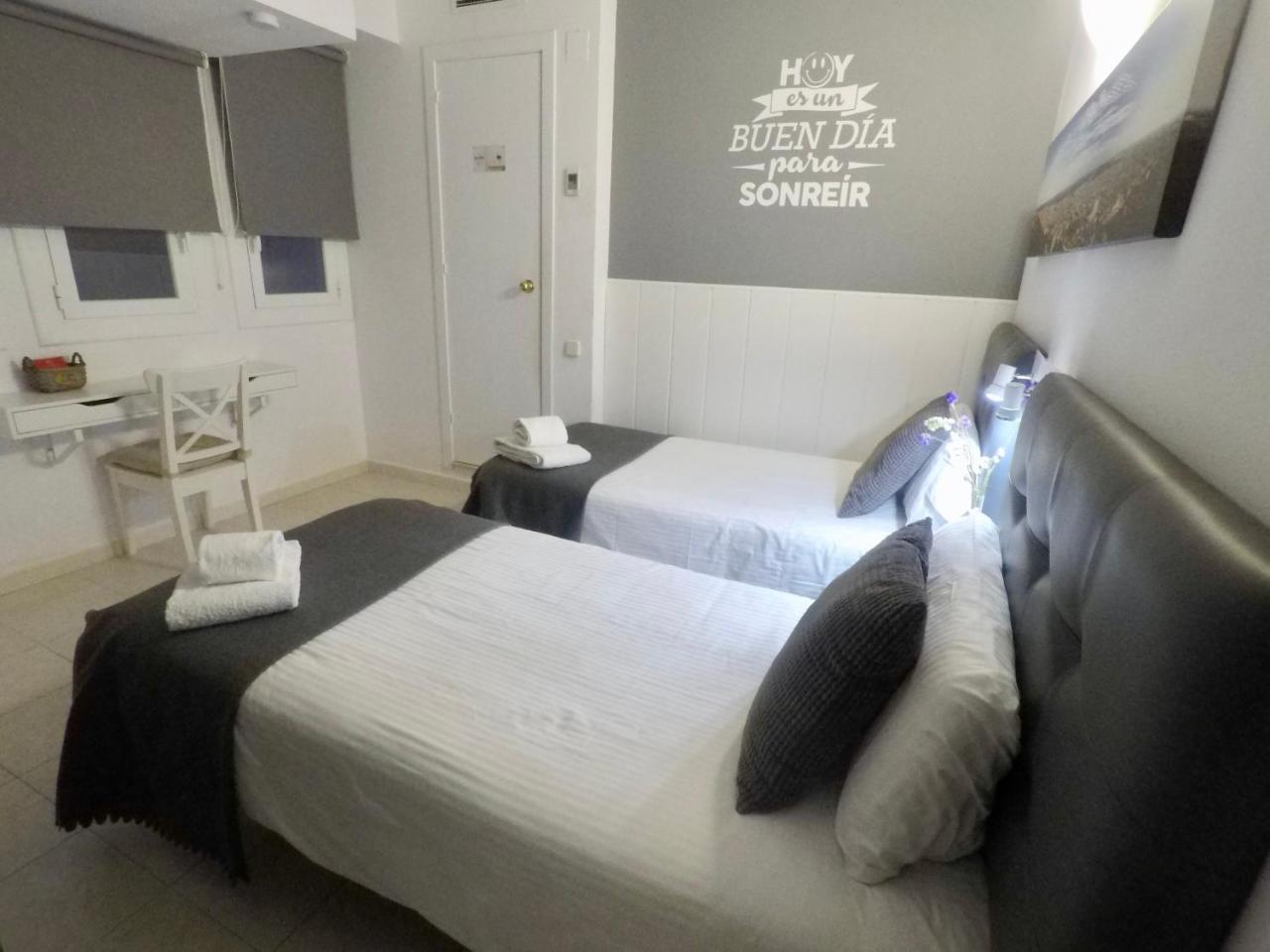 Hostal Lleida บาร์เซโลนา ภายนอก รูปภาพ